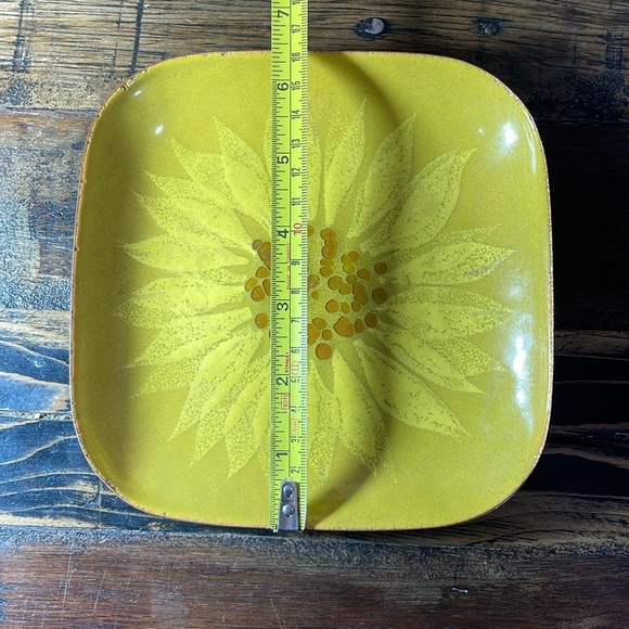 Fun sunflower metal plate with raised centre. Edges appear copper. - Picture 6 of 12